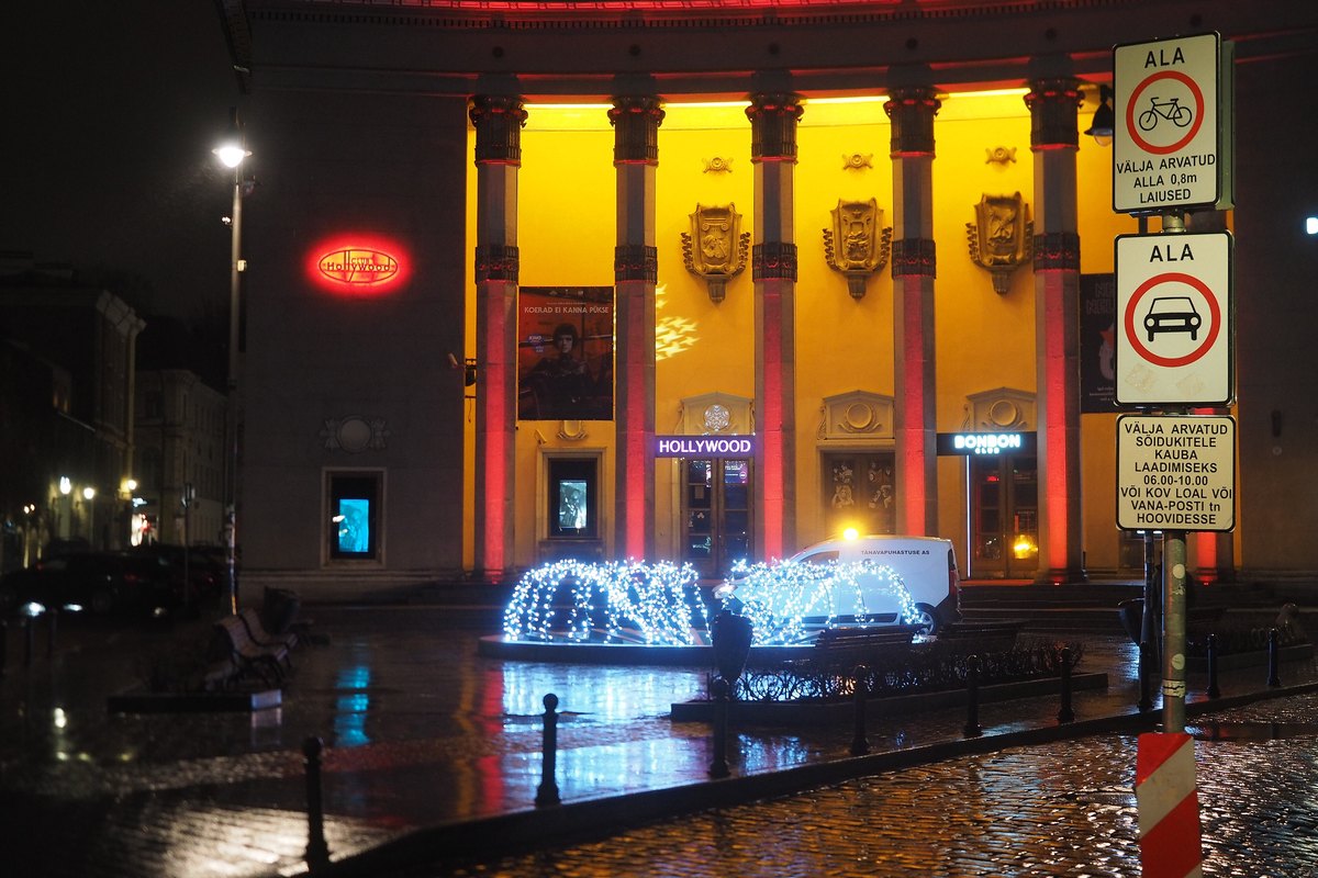 Club Hollywood Tallinn at night